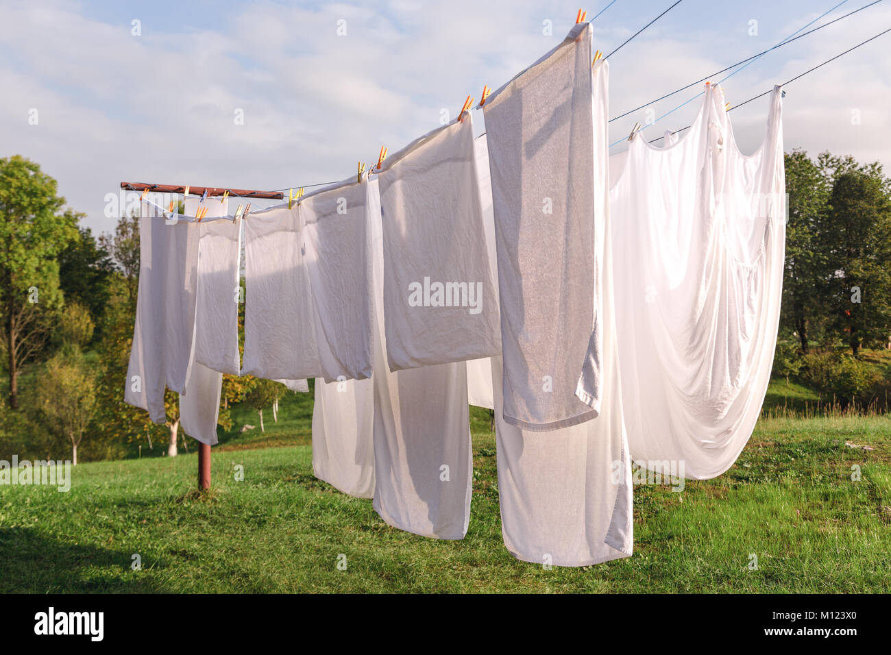 Fresco e pulito il foglio bianco essiccazione su linea di lavaggio in esterni Foto Stock