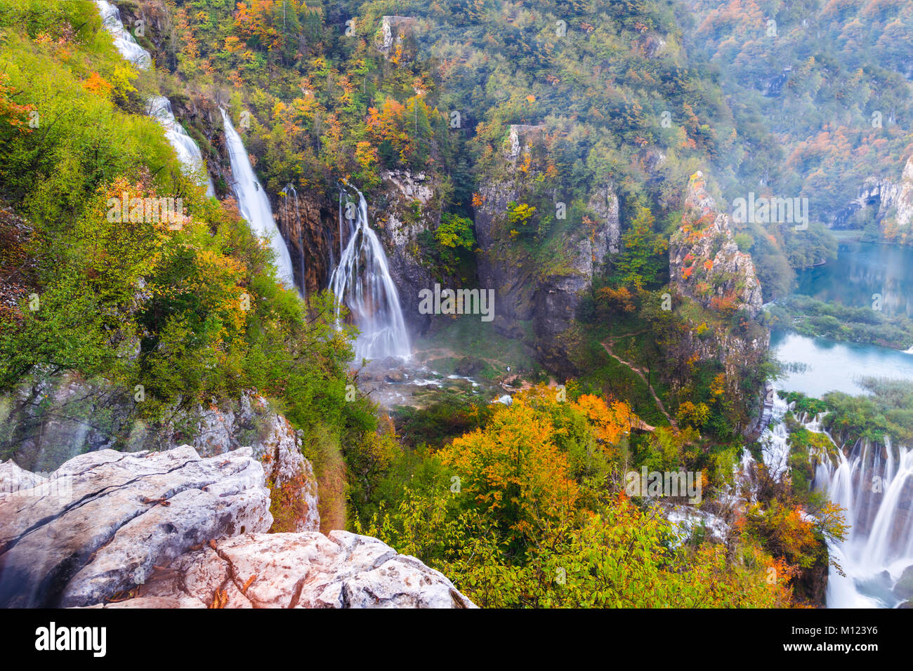 Bella cascata Autunno nel parco nazionale di Plitvice, Croazia Foto Stock