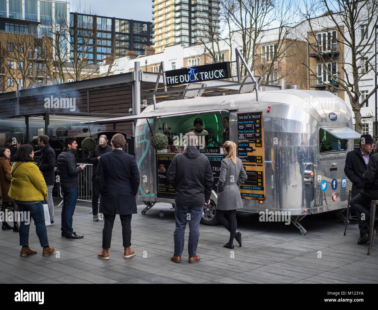 Cucina di strada di Londra - takeaway street food fornitori in London's Spitalfields Market Development sul bordo della città di Londra il Quartiere Finanziario Foto Stock