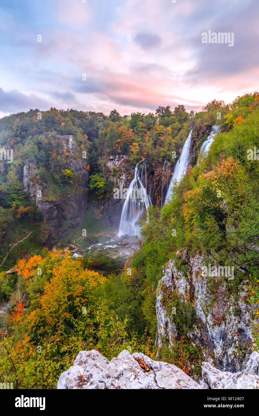 Bella cascata Autunno nel parco nazionale di Plitvice, Croazia Foto Stock