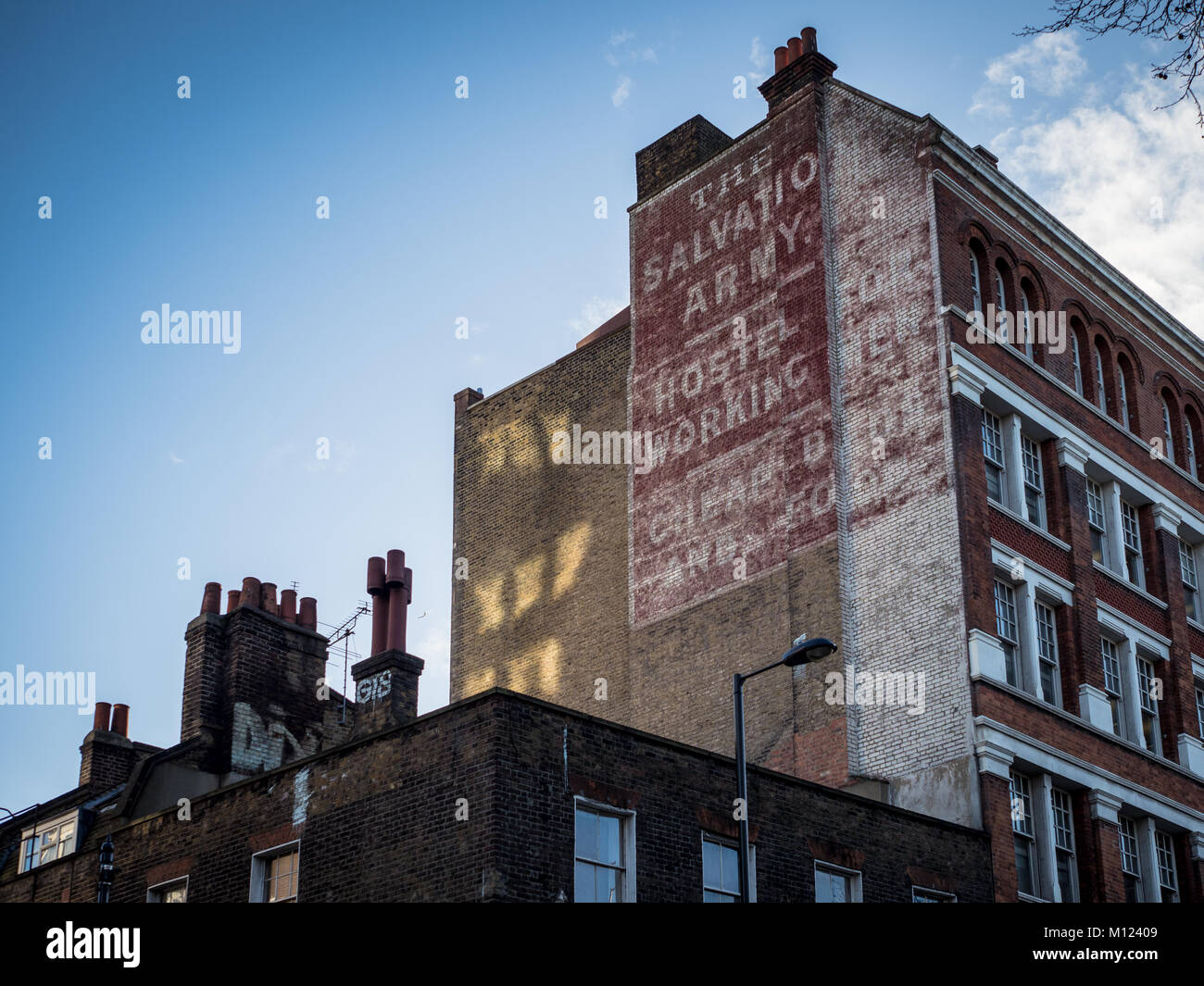 Old Salvation Army Hostel Sign sul lato di un edificio in Old Street nel centro di Londra UK. Ghost segni Londra. Ghost Sign Londra. Foto Stock