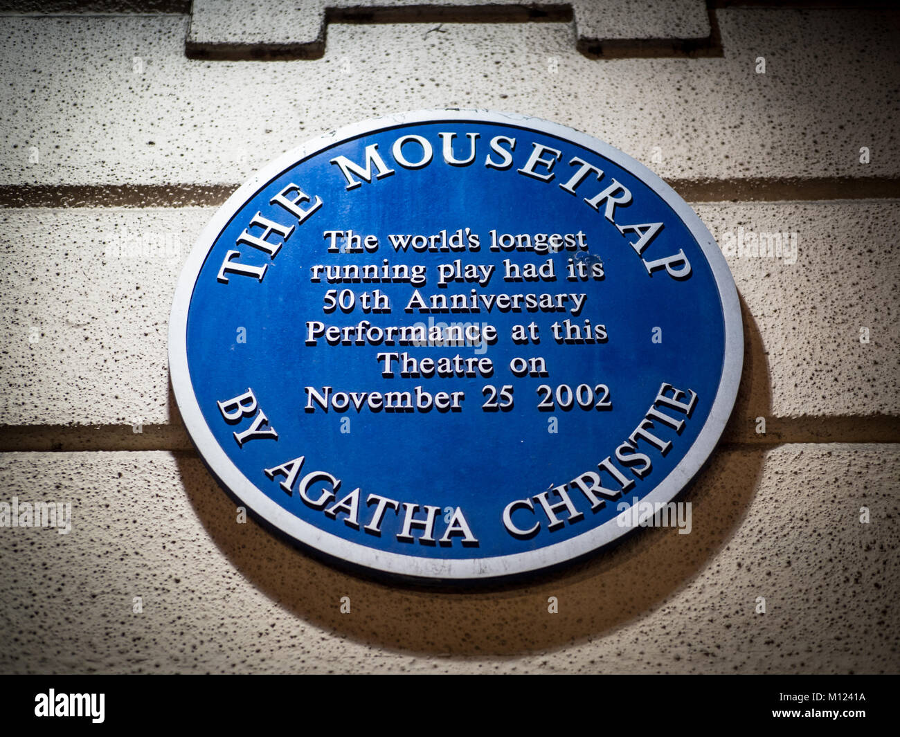 Targa blu per il cinquantesimo anniversario delle prestazioni del Mousetrap gioca a St Martin's Theatre London Foto Stock