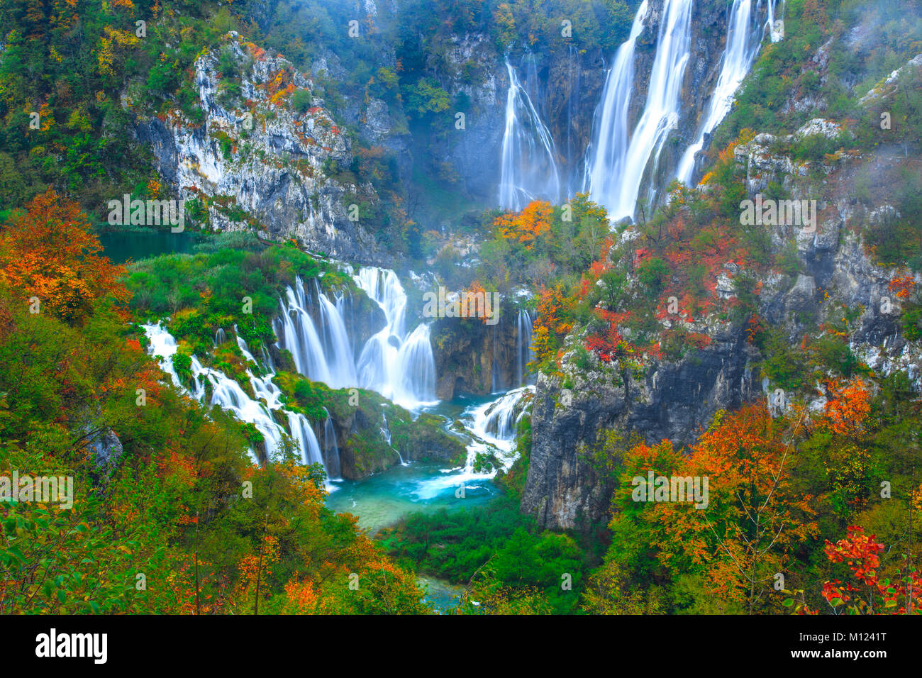 Bella cascata Autunno nel parco nazionale di Plitvice, Croazia Foto Stock