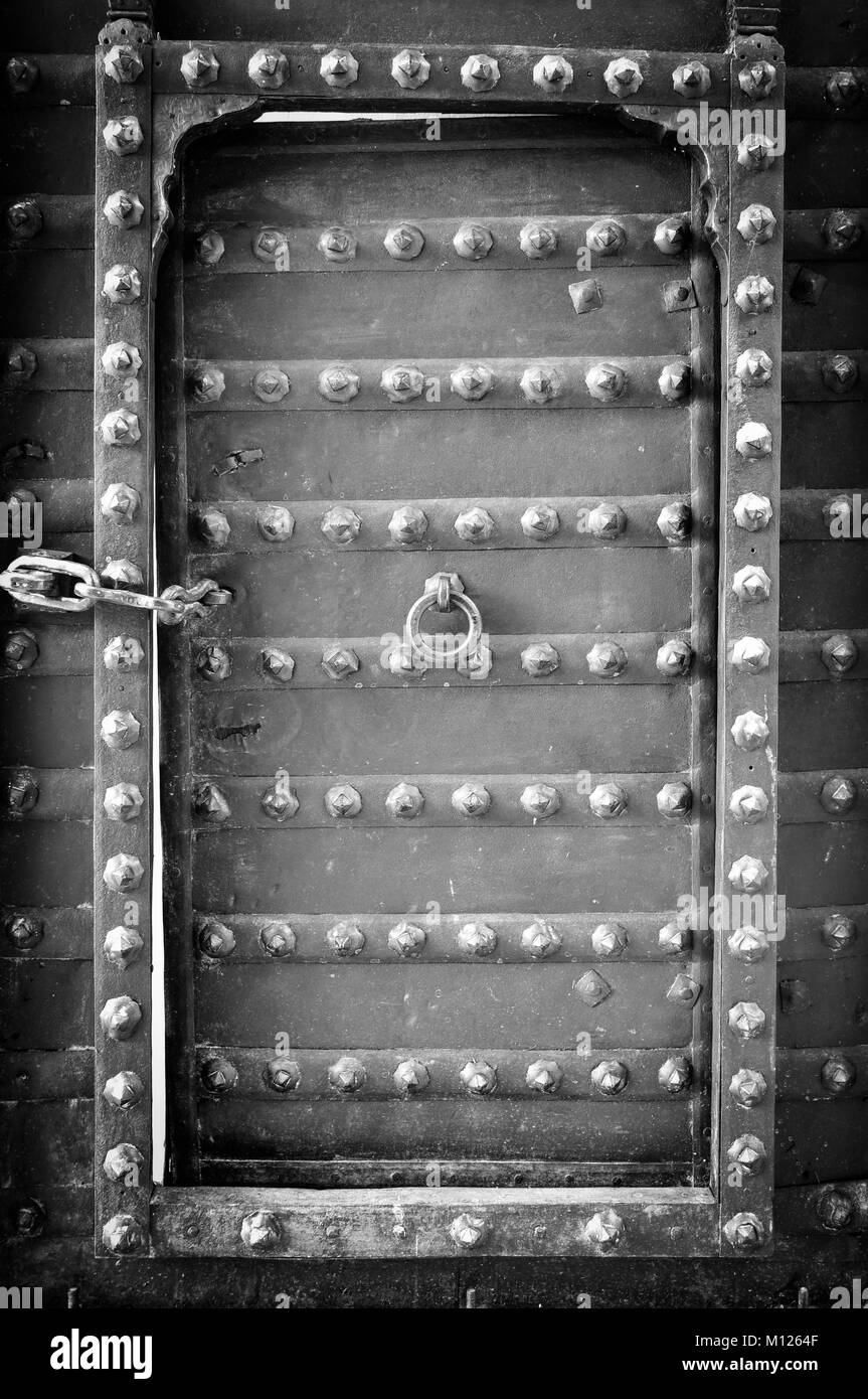 La porta di metallo arrugginito corrosi sfondo texture Foto Stock