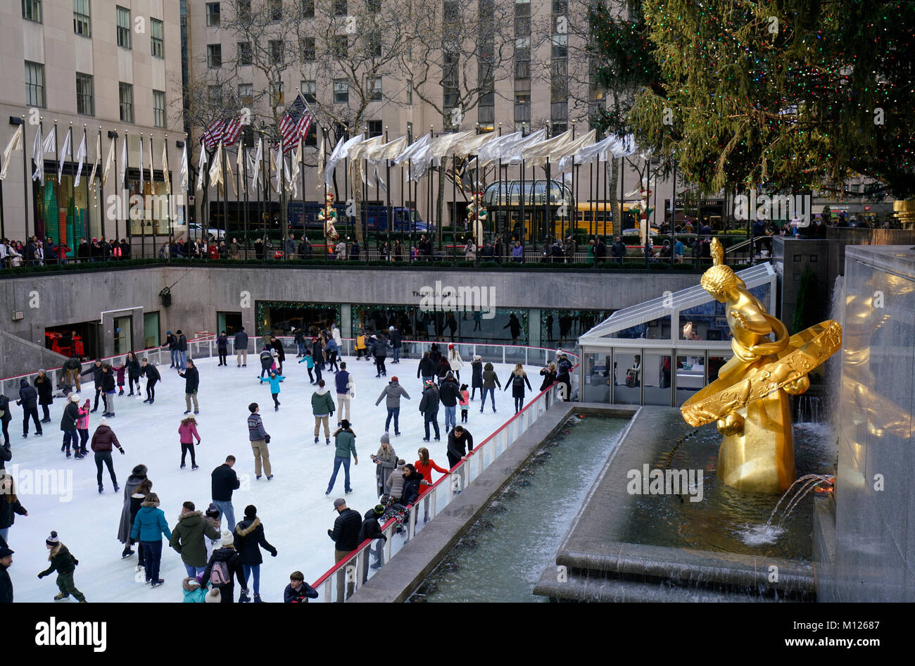 La pista di pattinaggio su ghiaccio in Rockefeller Center con la Golden Prometheus scultura in primo piano.vacanze inverno stagione.Manhattan.New York City.USA Foto Stock