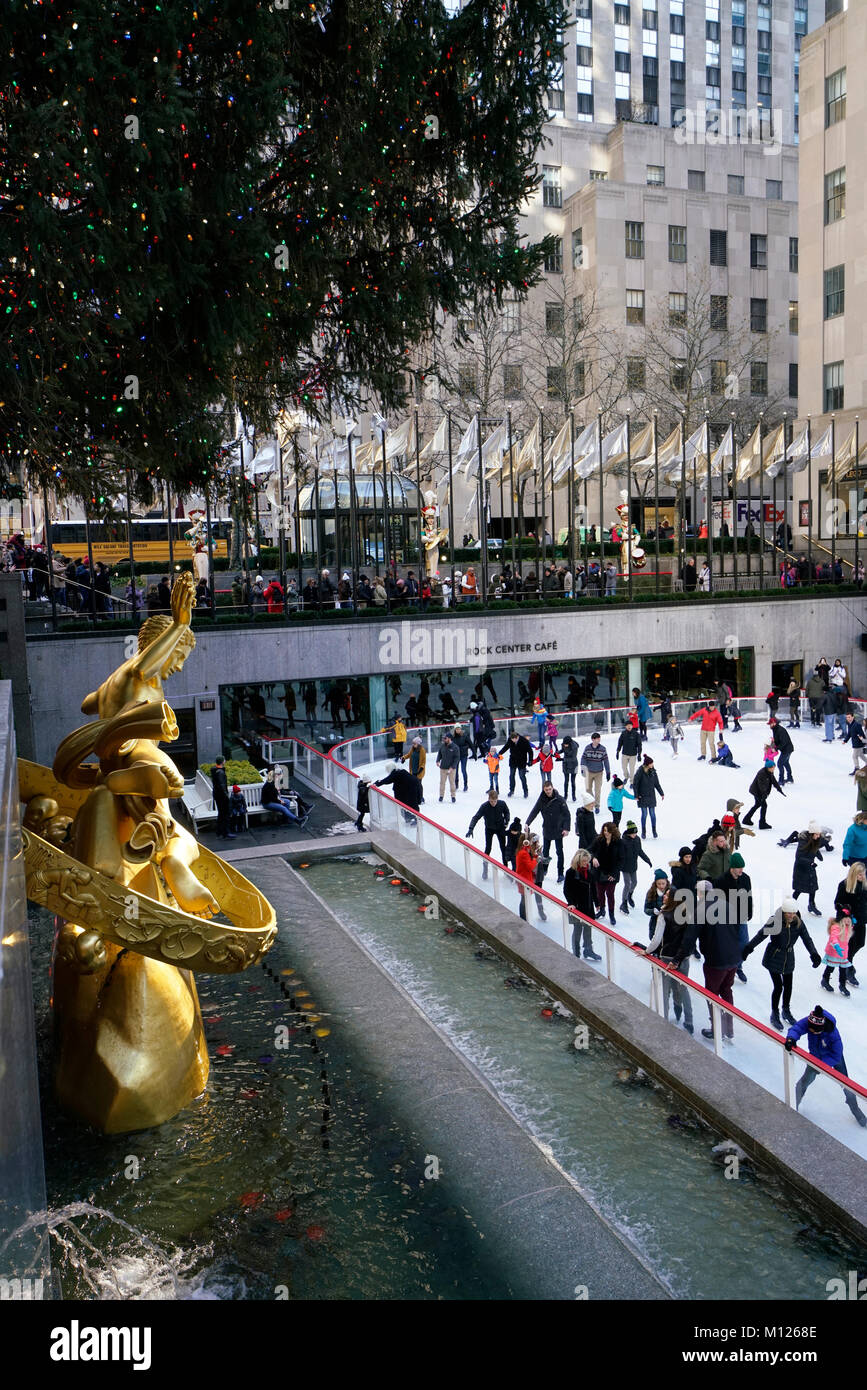 La pista di pattinaggio su ghiaccio in Rockefeller Center con la Golden Prometheus scultura in primo piano.vacanze inverno stagione.Manhattan.New York City.USA Foto Stock