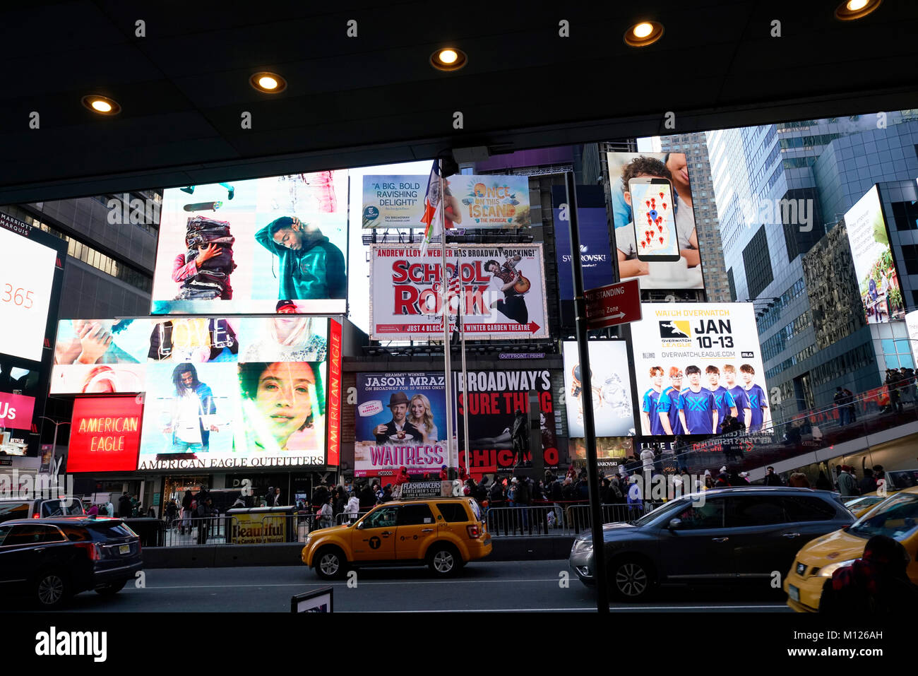 Tabelloni elettronici e i traffici in Times Square in una giornata invernale.Manhattan.New York City.USA Foto Stock