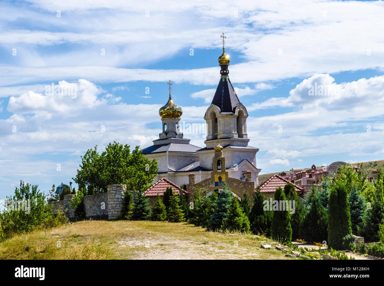 Orheiul Vechi, del secolo XIV, monastero ortodosso, Moldavia, con cupole dorate e croci Foto Stock