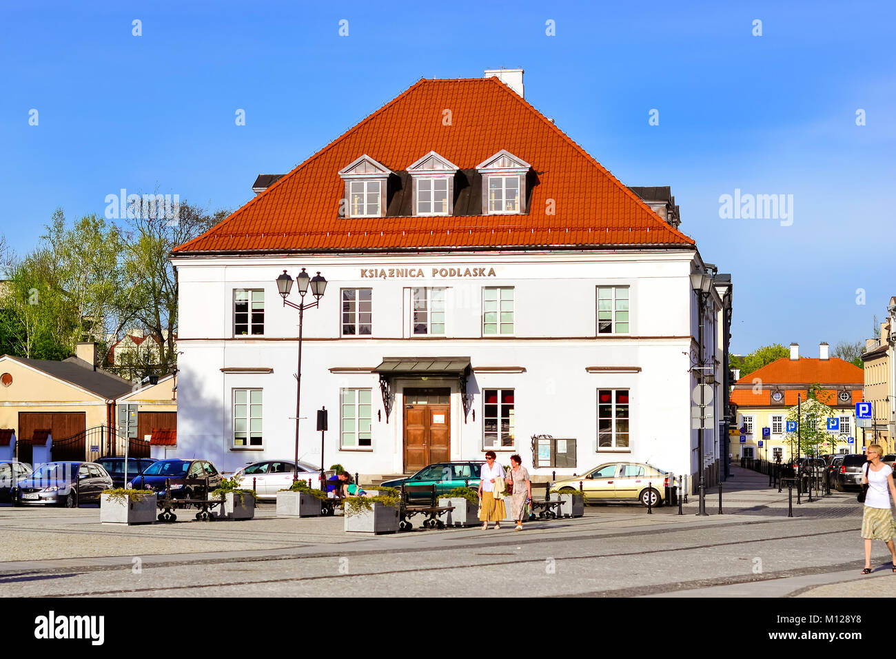 Bialystok, Polonia - 29 Aprile 2012: edifici storici e attrazioni turistiche sulla piazza centrale del mercato Kosciusko. Soleggiata giornata di primavera in Western Euro Foto Stock