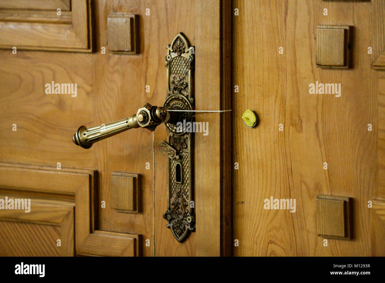 Rotture di sigillo di cera sulla porta di legno Foto Stock