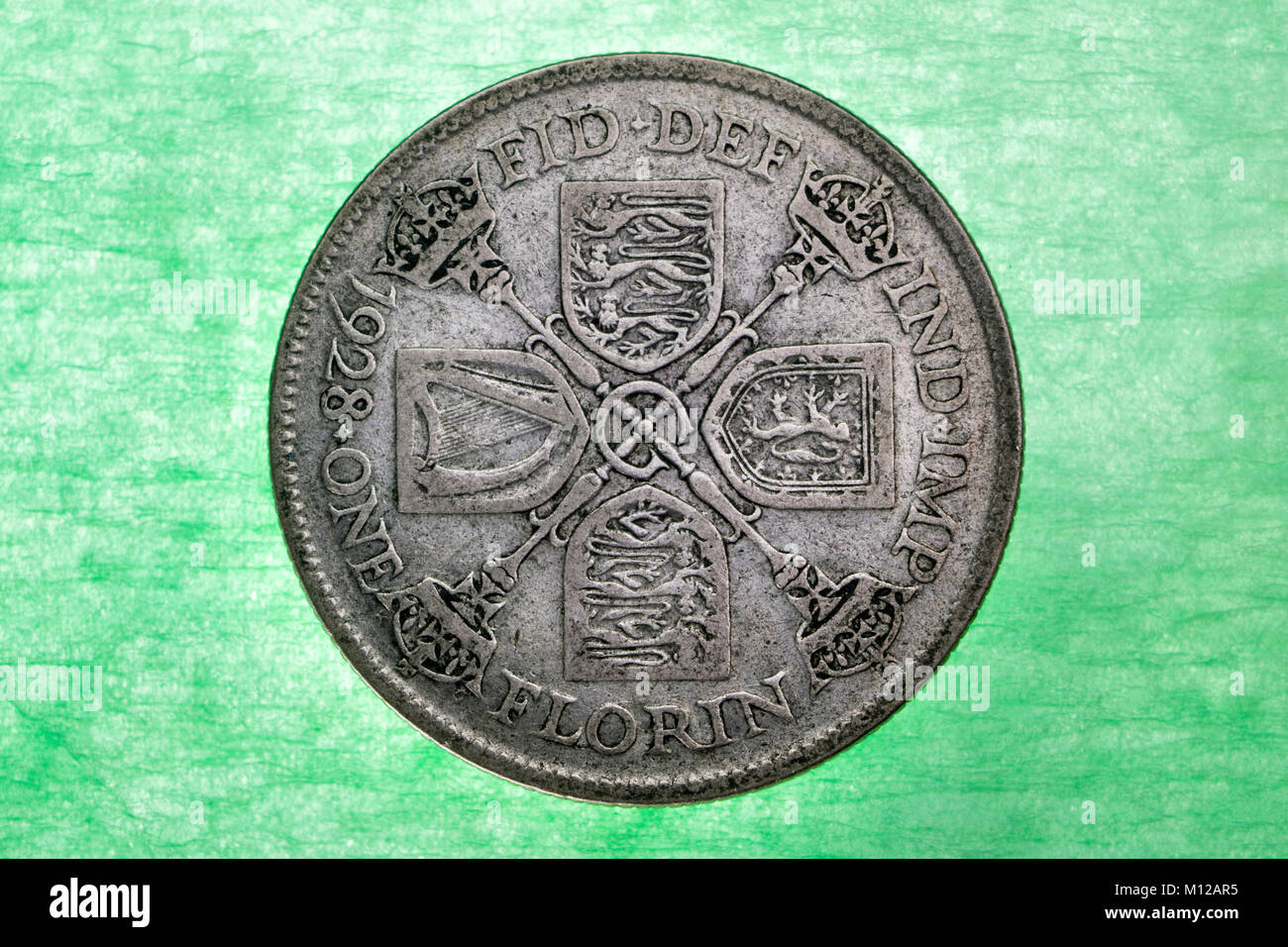 British Florin moneta, top accesa su un verde sfondo illuminato. Foto Stock