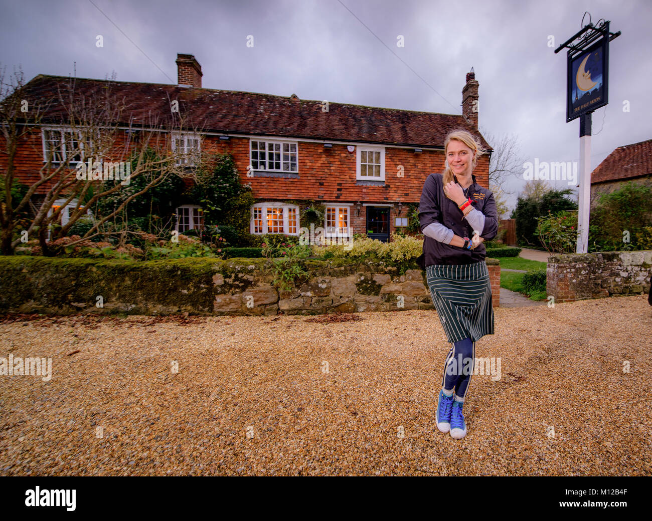 Jodi Kidd e i suoi pub la Mezza Luna in Kirdford, WEST SUSSEX REGNO UNITO Foto Stock