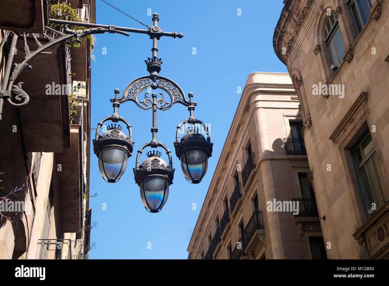 Dettaglio della tipica strada lampada con facciata di vecchi edifici vicino a Sant James (Sant Jaume) piazza di Barcellona, Spagna, Foto Stock