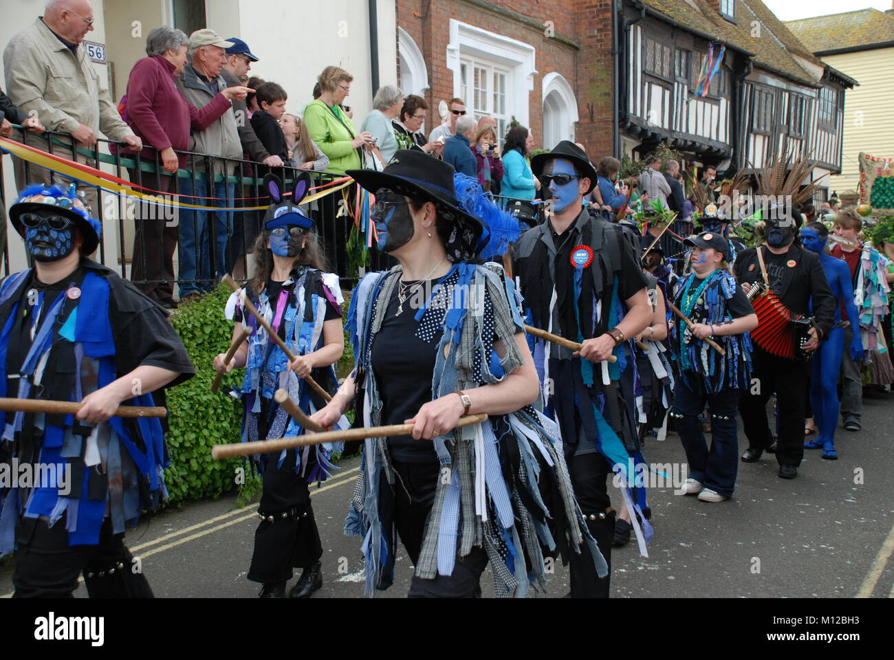 La parata attraverso la Città Vecchia al Jack annuale del Festival Verdi a Hastings in East Sussex, in Inghilterra il 5 maggio 2009. Foto Stock