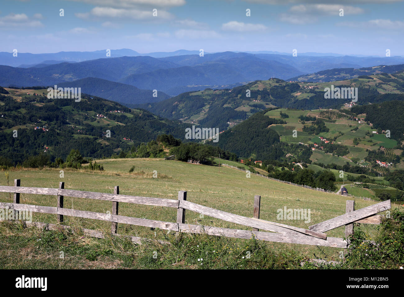 Montagna paesaggio rurale stagione estiva Foto Stock