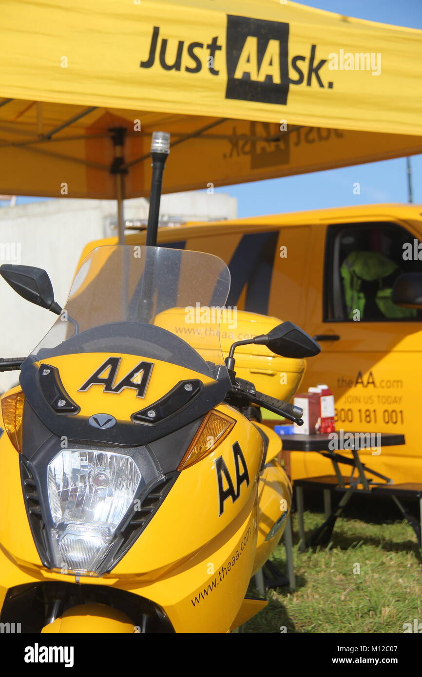 Vista ravvicinata di AA LOGO sul motociclo e gazebo su stand di vendita in occasione di una mostra Foto Stock