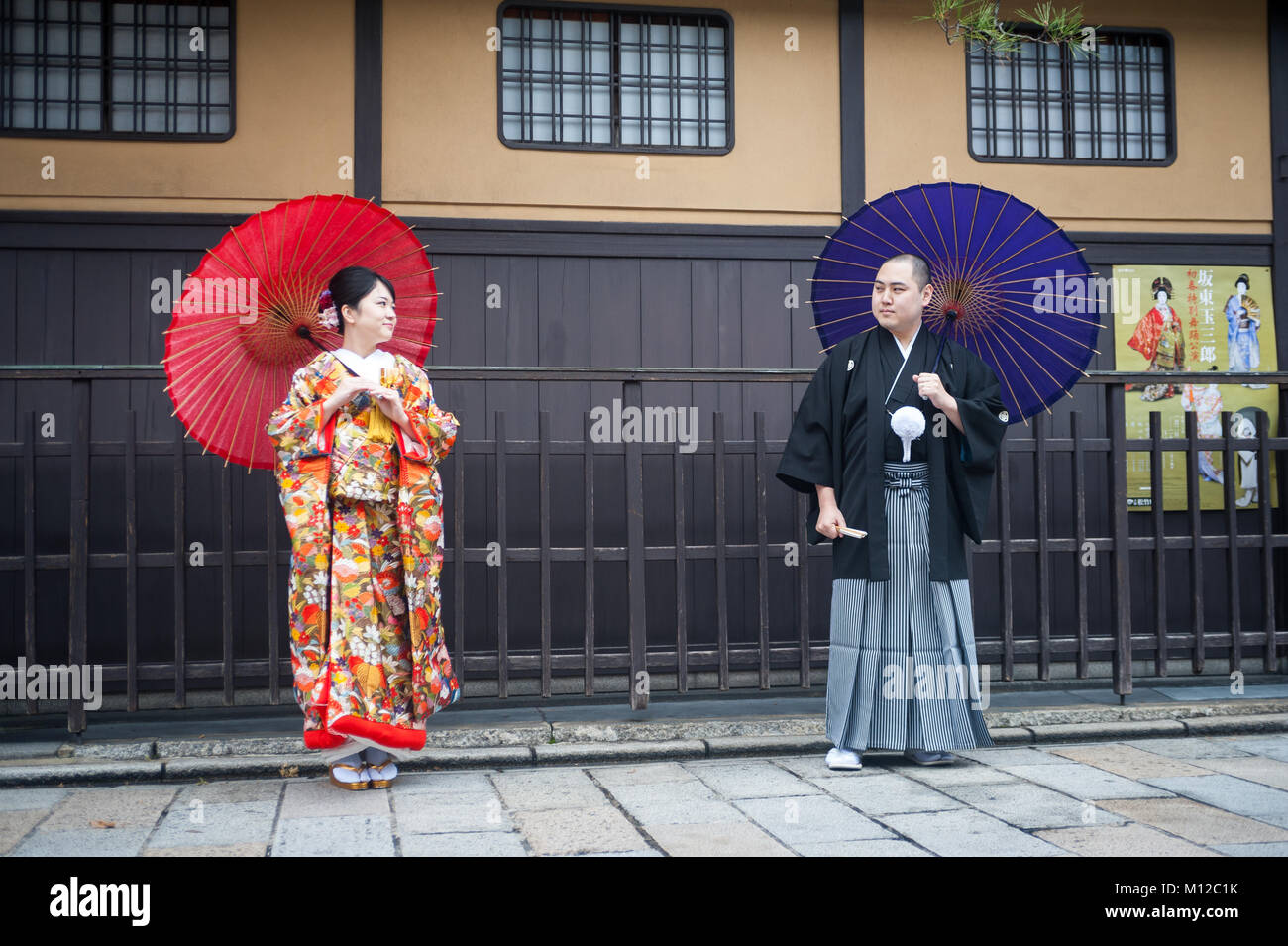 25.12.2017, Kyoto, Giappone, Asia - una giovane coppia che indossa gli abiti tradizionali comporta per un ritratto nella vecchia città di Kyoto. Foto Stock