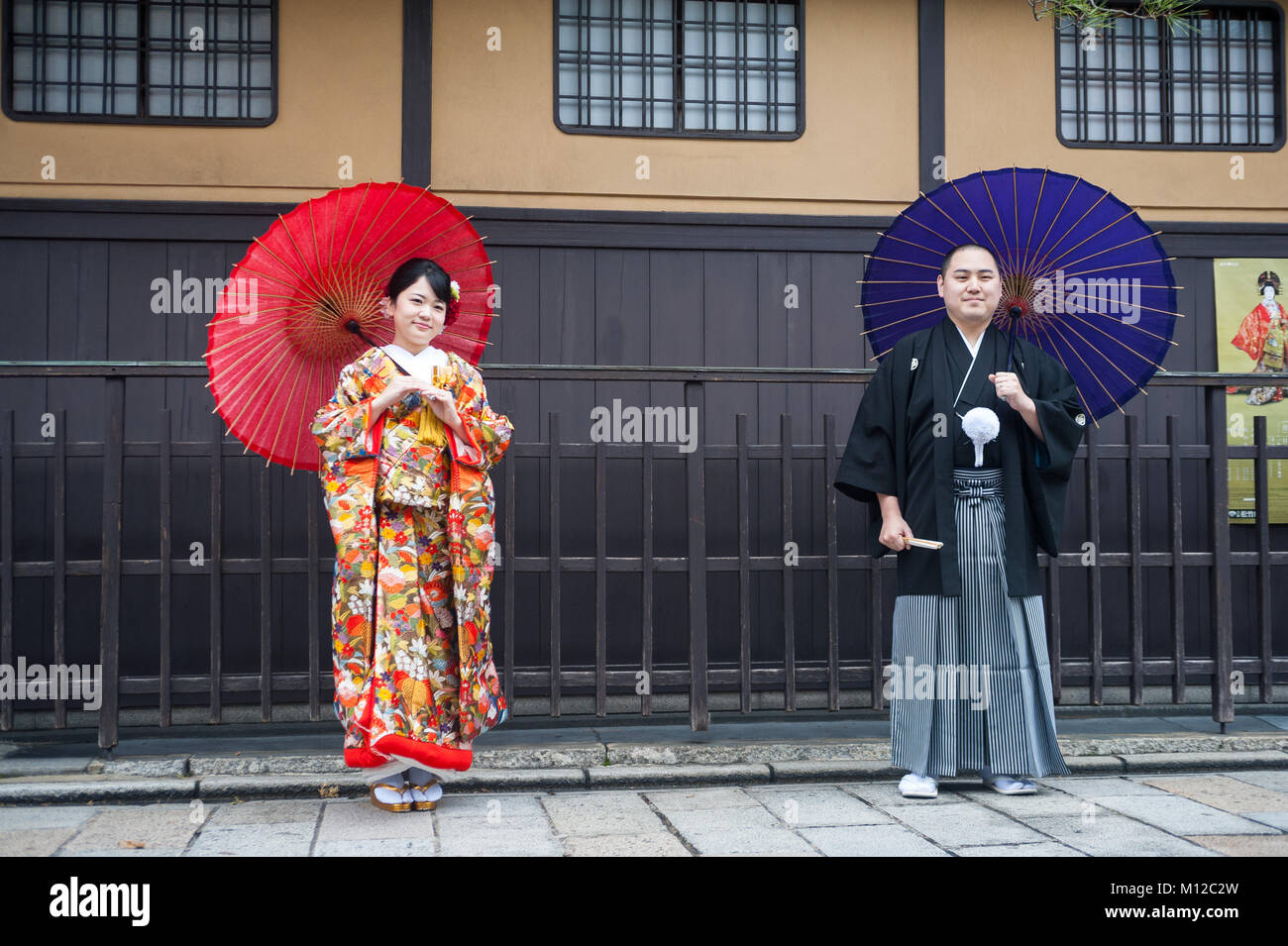 25.12.2017, Kyoto, Giappone, Asia - una giovane coppia che indossa gli abiti tradizionali comporta per un ritratto nella vecchia città di Kyoto. Foto Stock
