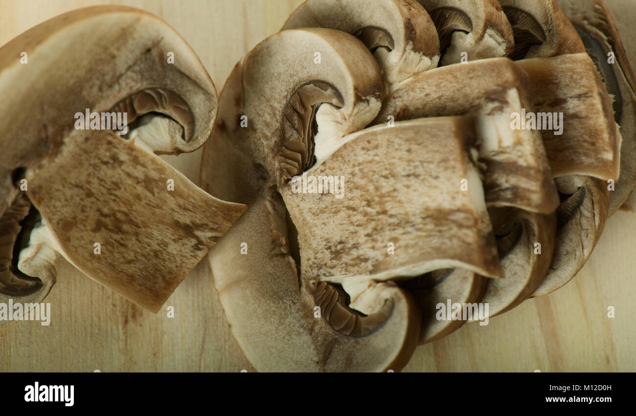 Close up, dettaglio, fila di fette di fungo Portabellini, tagliere di legno, alimentari, cucina, still life Foto Stock