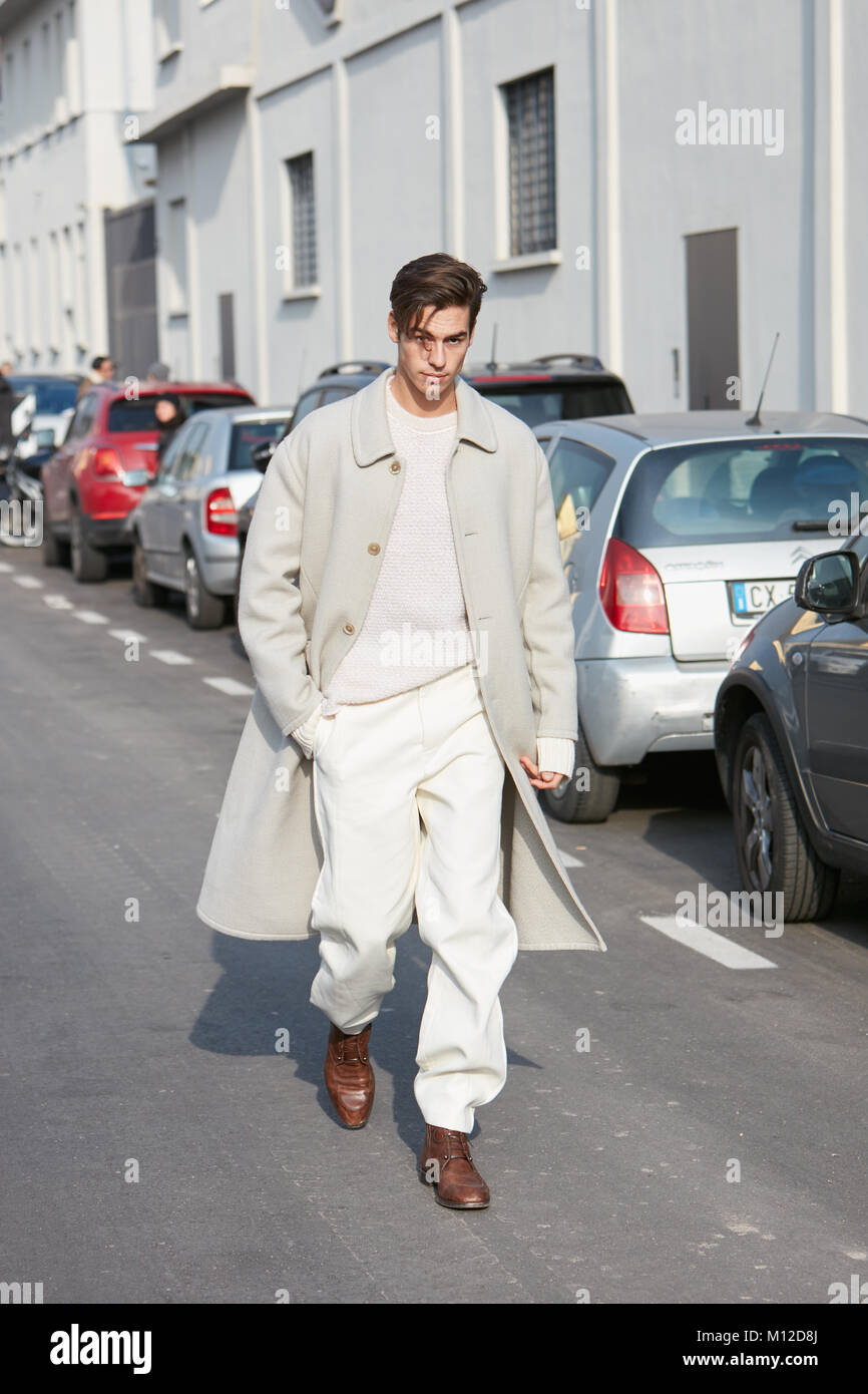 Milano - 14 gennaio: l uomo con il bianco trench coat e pantaloni a piedi  prima di Dsquared 2 sfilata di moda, la Settimana della Moda Milanese  street style on gennaio 14, 201 Foto stock - Alamy
