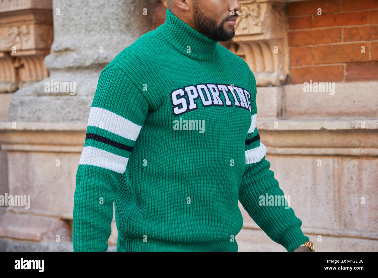 Milano - 14 gennaio: Uomo con verde maglione turtleneck prima MSGM fashion show, la Settimana della Moda Milanese street style on gennaio 14, 2018 a Milano. Foto Stock