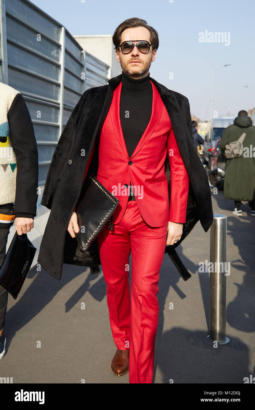 Milano - 14 gennaio: l'uomo con la giacca rossa e pantaloni e mantello nero  prima di Dsquared 2 sfilata di moda, la Settimana della Moda Milanese  street style on gennaio 14, 201 Foto stock - Alamy