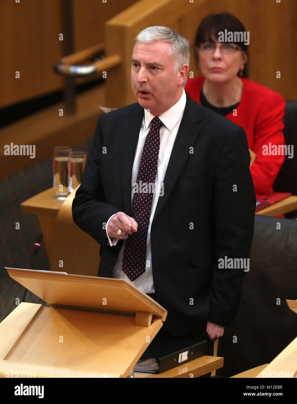 MSP del lavoro James Kelly durante un dibattito sul comportamento offensivo al calcio e minaccioso delle comunicazioni (Scotland) Act, nell'Aula di discussione presso il parlamento scozzese di Edimburgo. Foto Stock