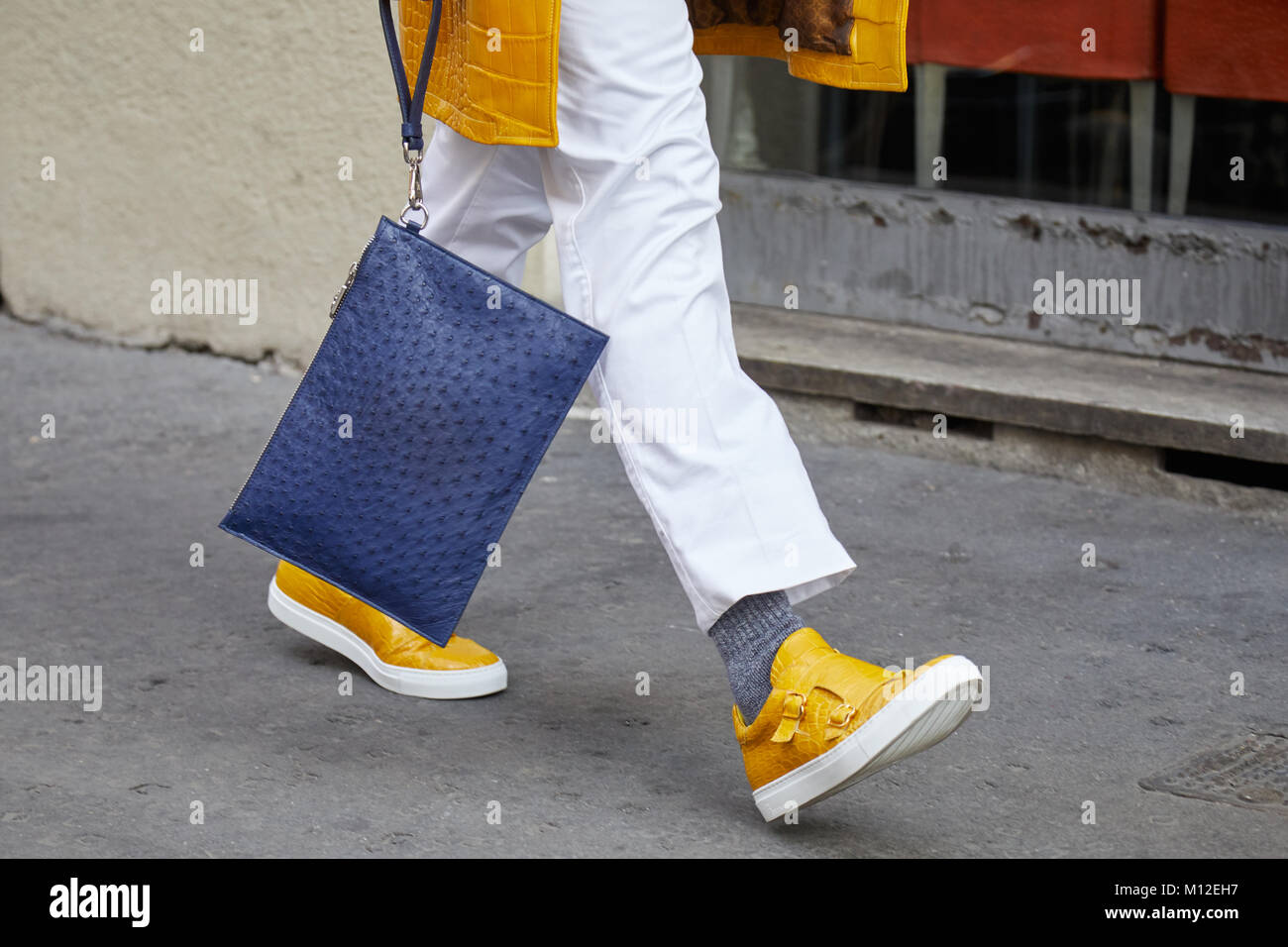 Milano - 14 gennaio: Uomo con giallo cuoio scarpe camminando e blu in pelle  di struzzo sacco prima Daks fashion show, la Settimana della Moda Milanese  street style su Ja Foto stock - Alamy