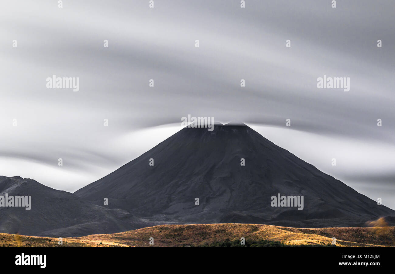 Il monte Ngauruhoe al parco nazionale di Tongariro, Nuova Zelanda. Foto Stock