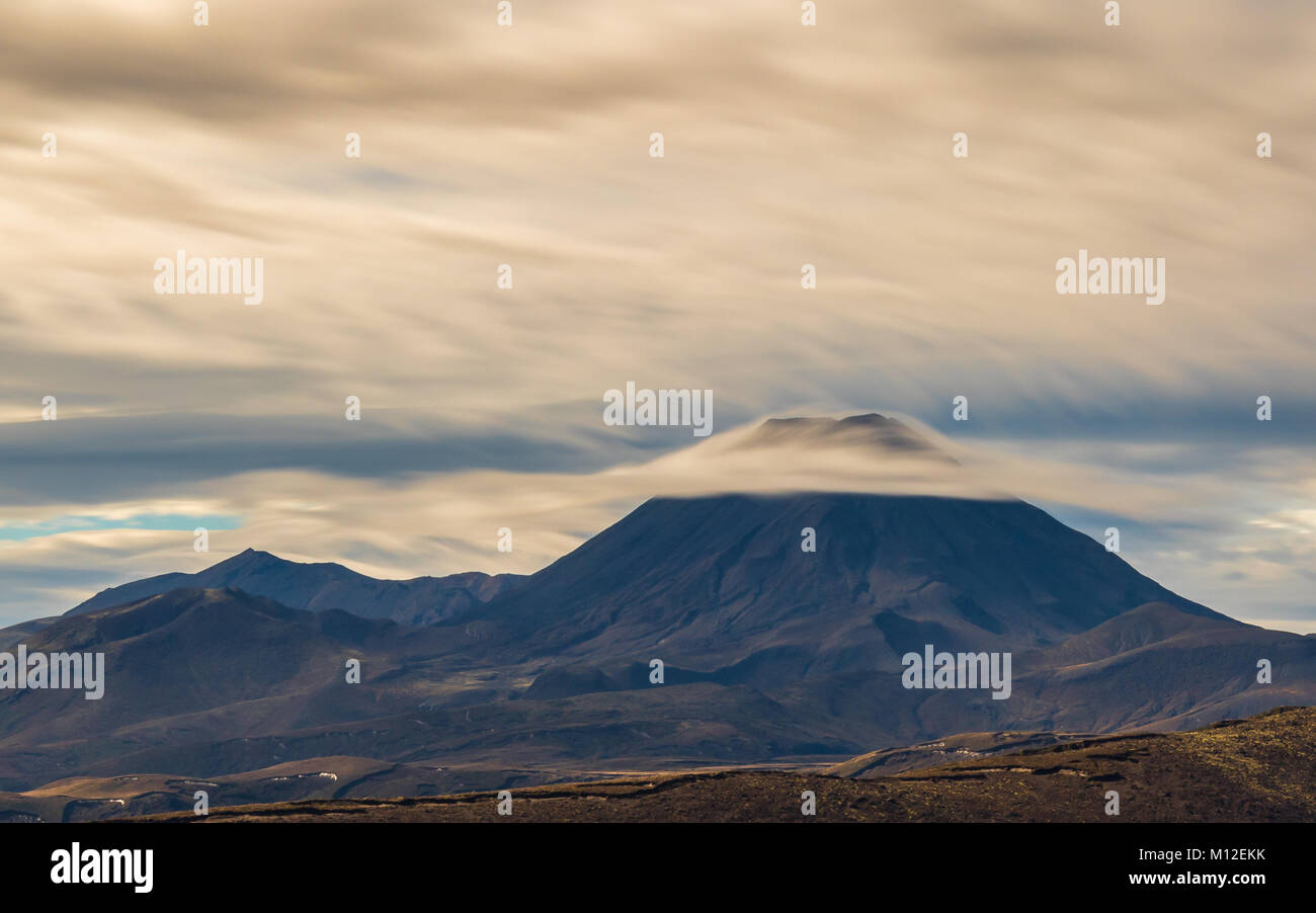 Il monte Ngauruhoe al parco nazionale di Tongariro, Nuova Zelanda. Foto Stock