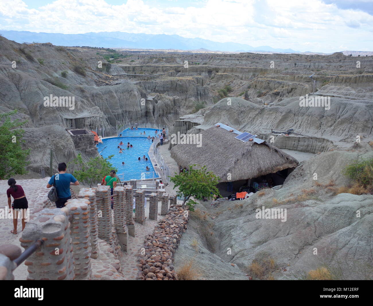 Una piscina nel mezzo di Los Hoyos, il Deserto grigio, parte della Colombia Tatacoa Desert. Foto Stock