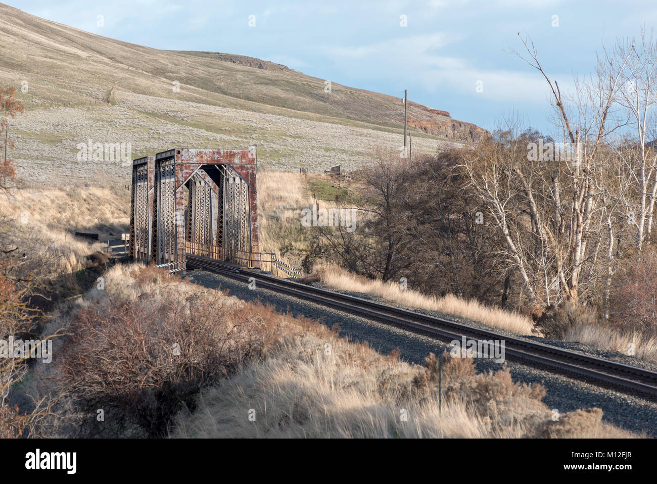 Sul ponte della Union Pacific Mainline in Umatilla River Valley in Oregon orientale. Foto Stock