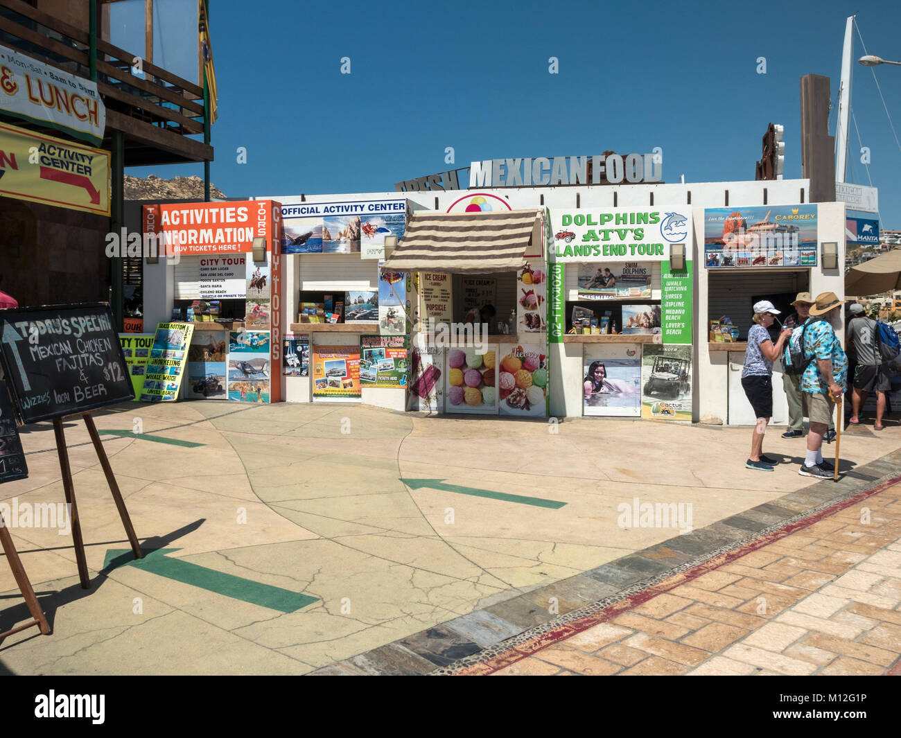 Cibo messicano di fornitori e di concessione Tour sorge in Cabo San Lucas Marina Messico Foto Stock
