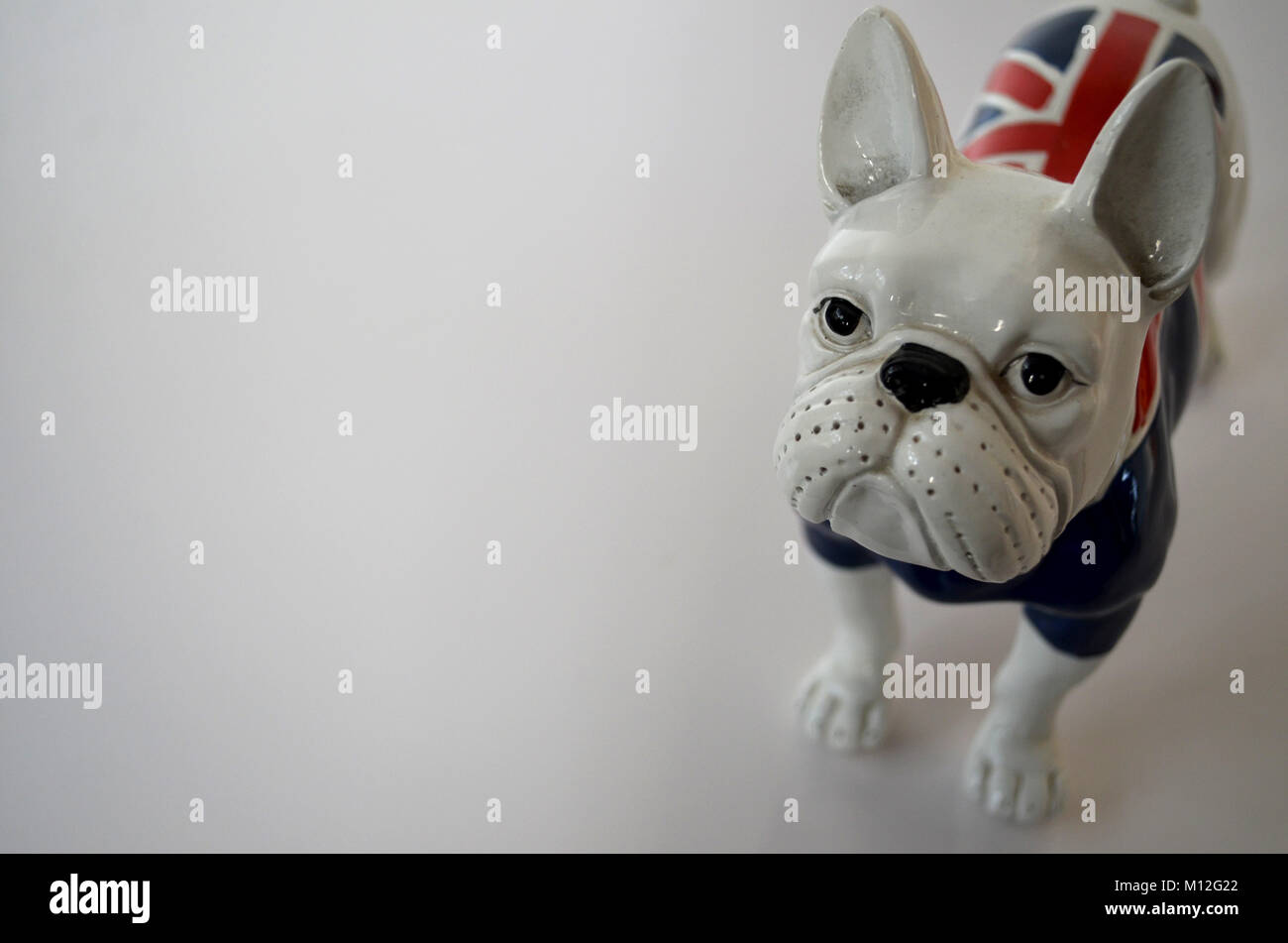 Bulldog francese e bandiera britannica isolati su sfondo bianco Foto Stock