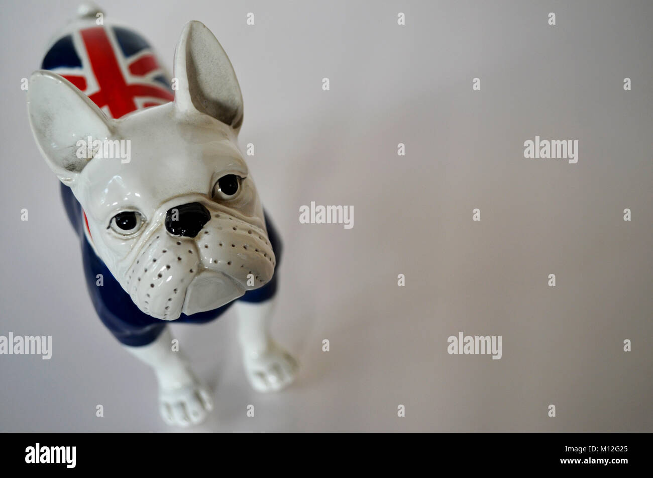 Bulldog francese e bandiera britannica isolati su sfondo bianco Foto Stock