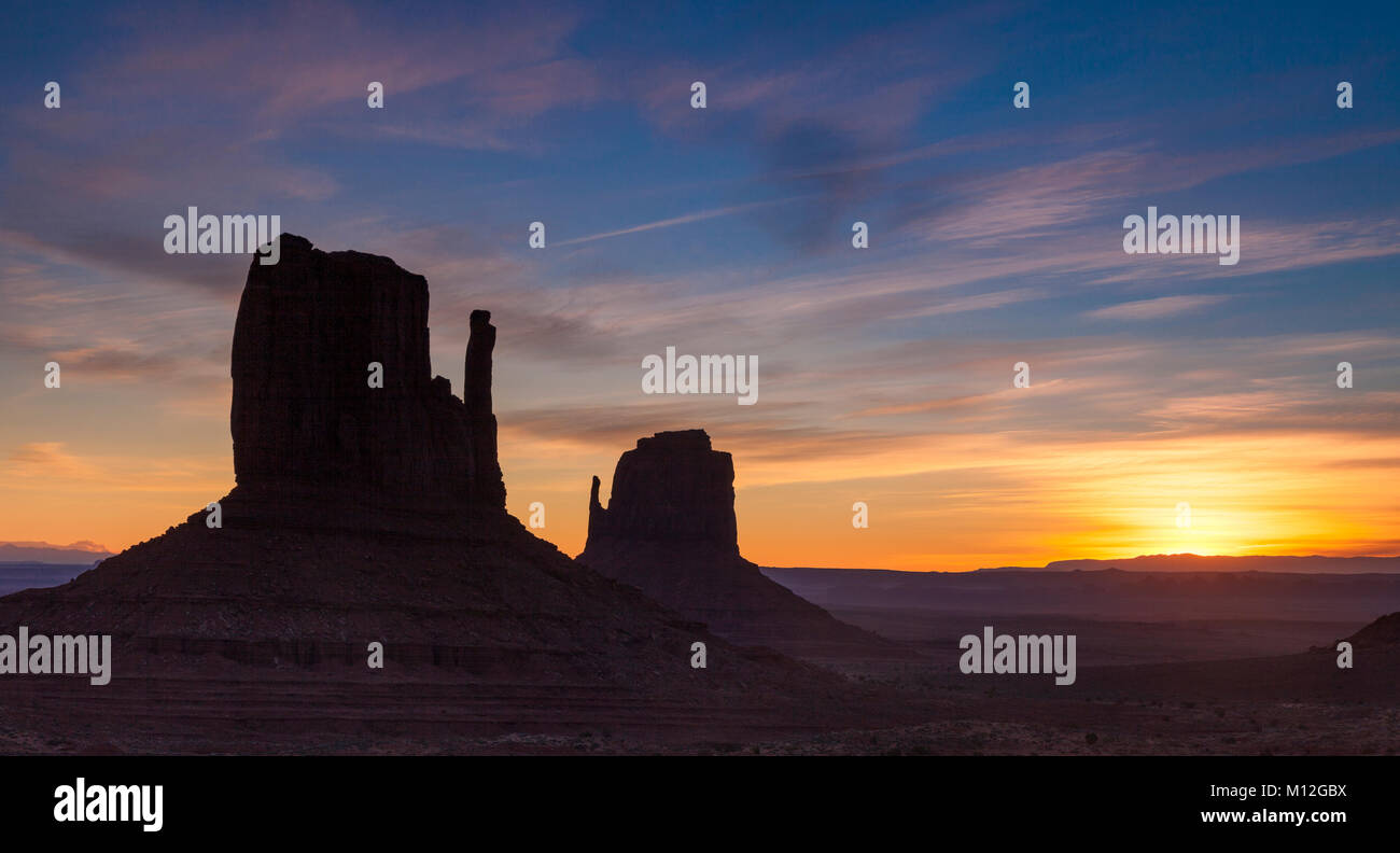 Sunrise oltre le muffole formazioni rocciose nella Monument Valley Navajo Tribal Park, Arizona, Stati Uniti d'America Foto Stock