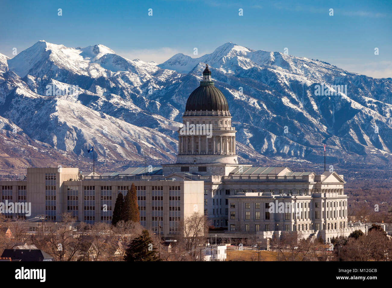 La Utah State Capitol Building e delle montagne Wasatch Range al di là, Salt Lake City, Utah, Stati Uniti d'America Foto Stock
