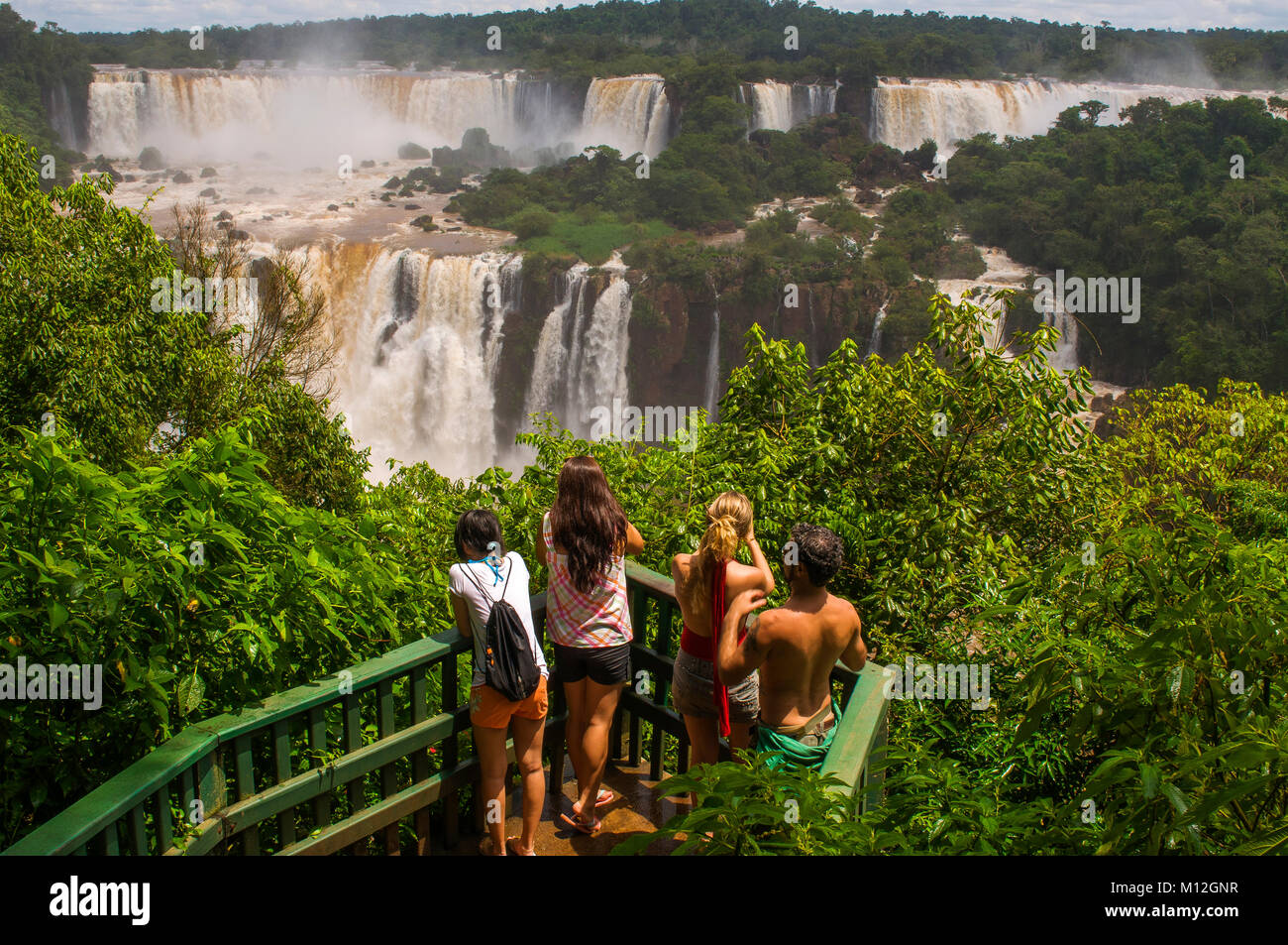 I turisti che visitano Iguaçu cascate sul confine Brazil-Argentina, Iguaçu Parco nazionale dello Stato del Paraná, Brasile Foto Stock