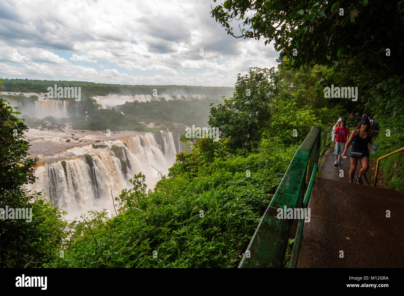 I turisti che visitano Iguaçu cascate sul confine Brazil-Argentina, Iguaçu Parco nazionale dello Stato del Paraná, Brasile Foto Stock
