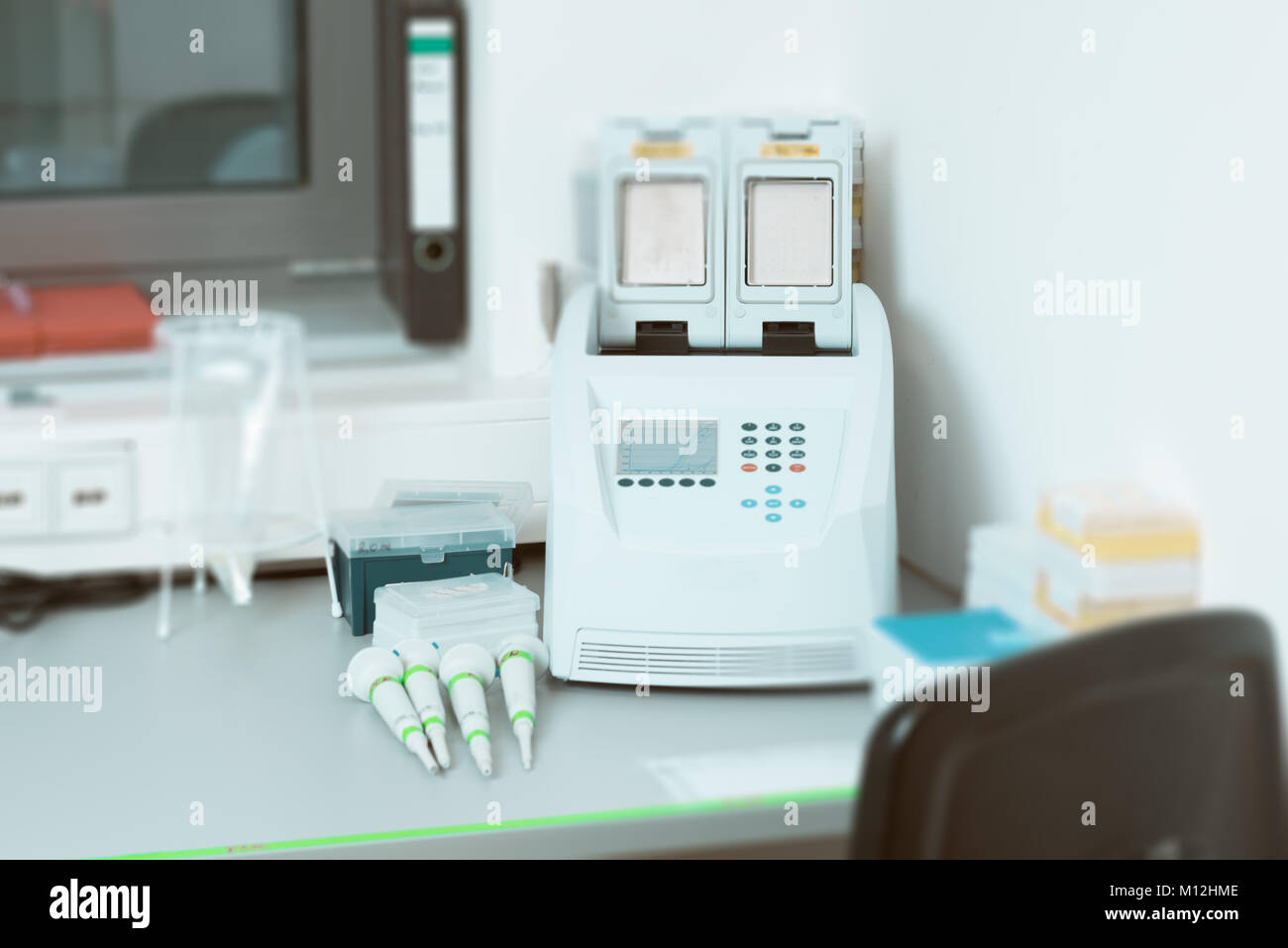 Parte del moderno laboratorio scientifico con la macchina per la PCR per l'amplificazione del DNA su un banco di lavoro. Foto Stock