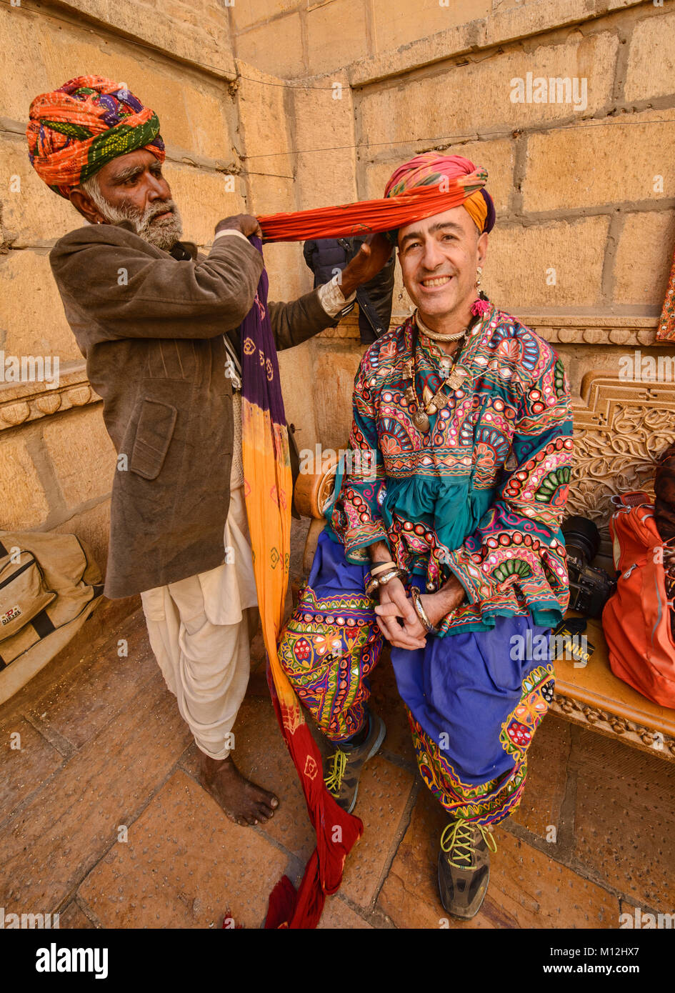 Mettere su turbanti Jaisalmer, Rajasthan, India Foto Stock