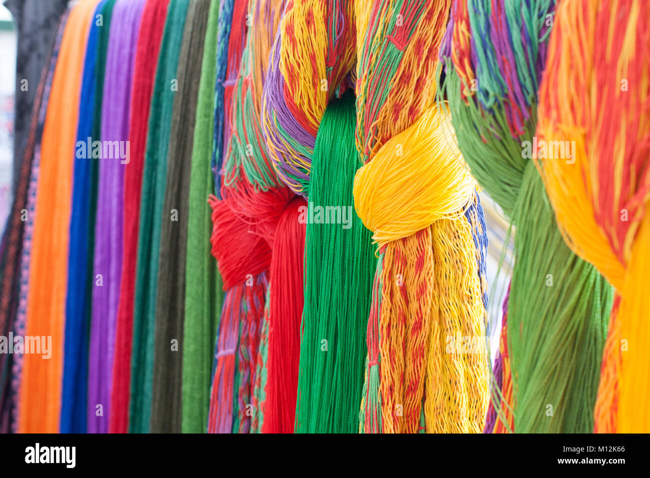 Sciarpe appese in un africano strada del mercato di Sedgefield Sud Africa. Foto Stock