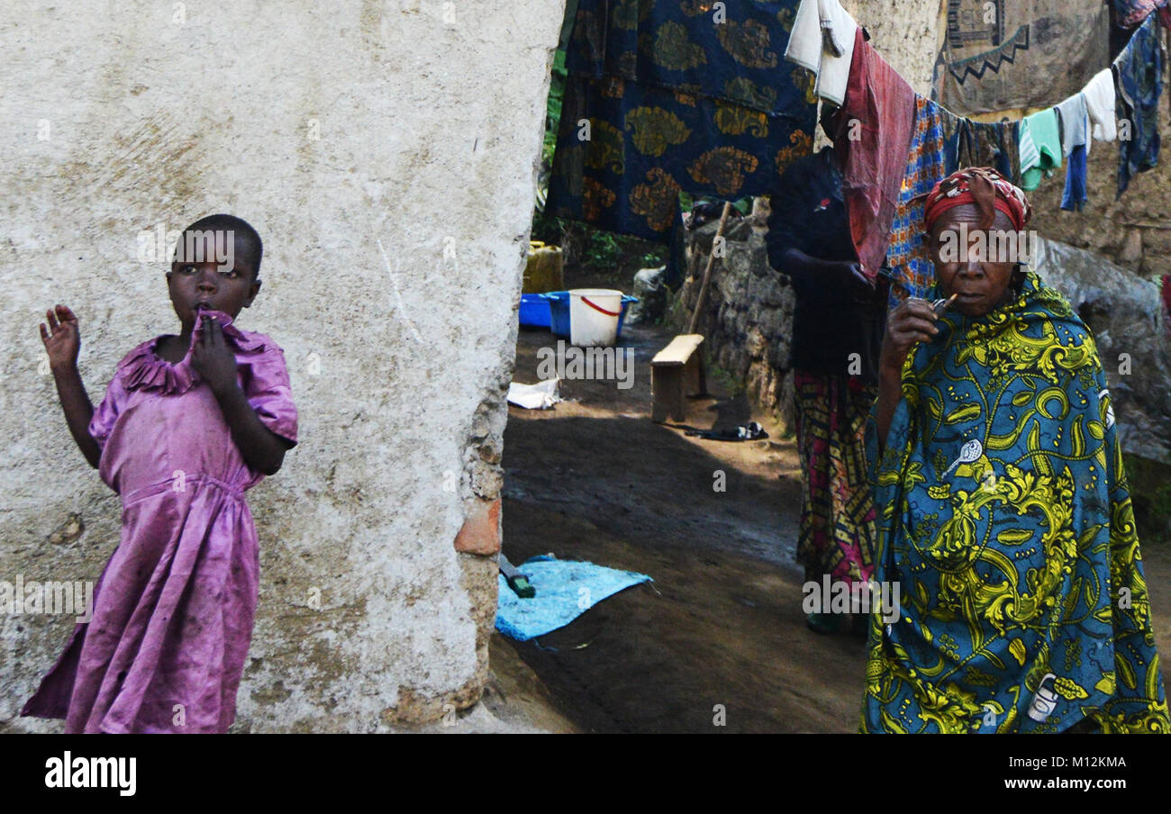Una donna congolese di fumare un tradizionale tubo. Foto Stock