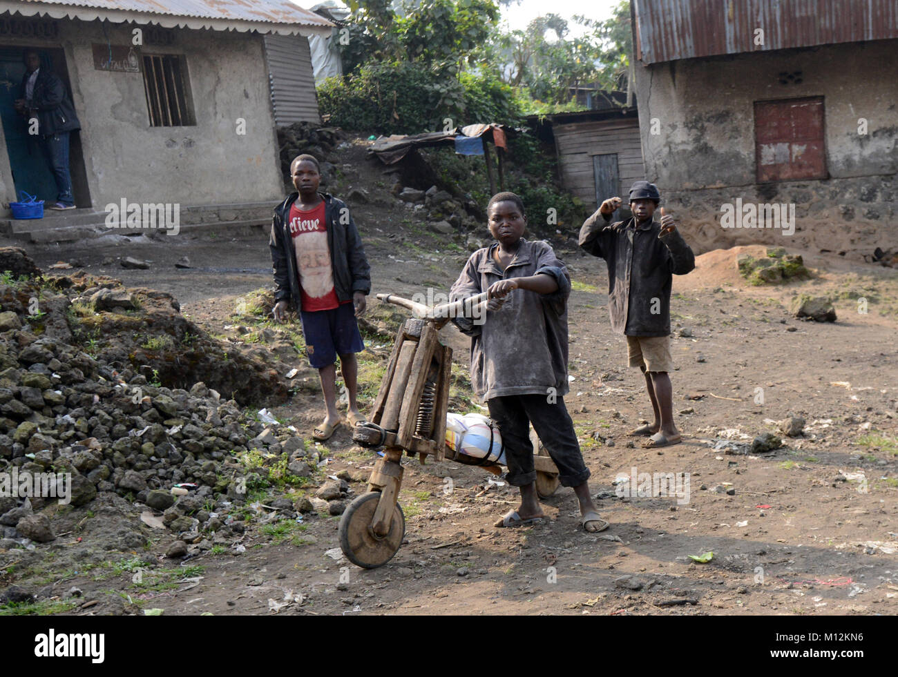 Un ragazzo Congolese con il suo chukudu - un tradizionale bicicletta in legno. Foto Stock