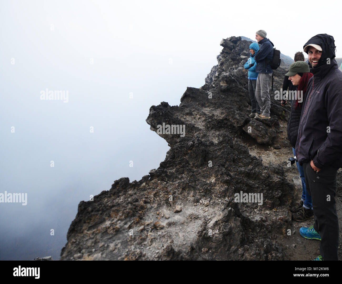 Gli escursionisti che guarda theNyiragongo cratere del vulcano nelle montagne Virunga, D.R.C Foto Stock