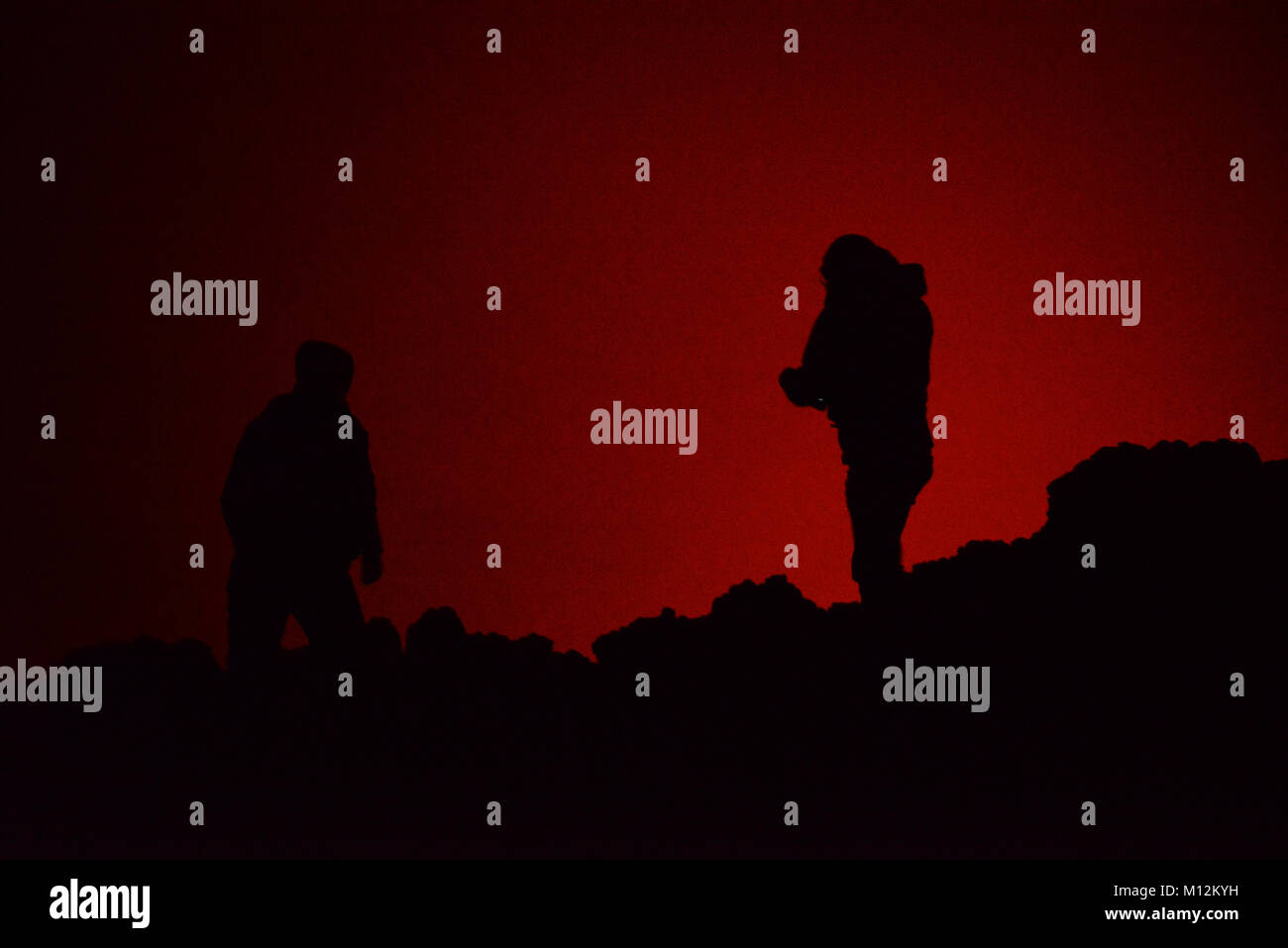 Gli escursionisti che guarda il lago di lava nel vulcano Nyiragongo nella catena dei Virunga, D.R.C Foto Stock