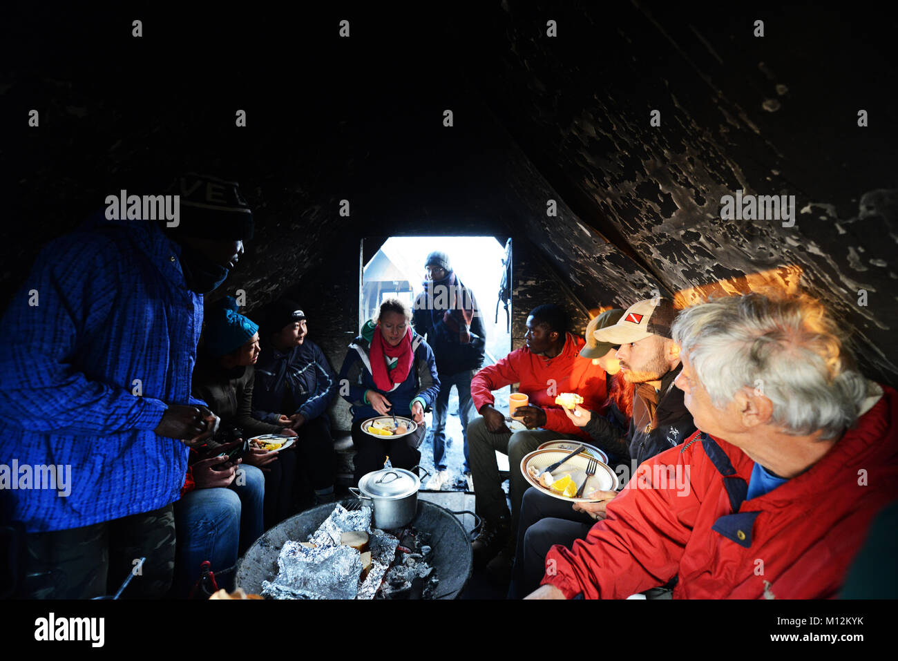 La prima colazione sulla sommità del vulcano Nyiragongo nel parco nazionale di Virunga, D.R.C Foto Stock
