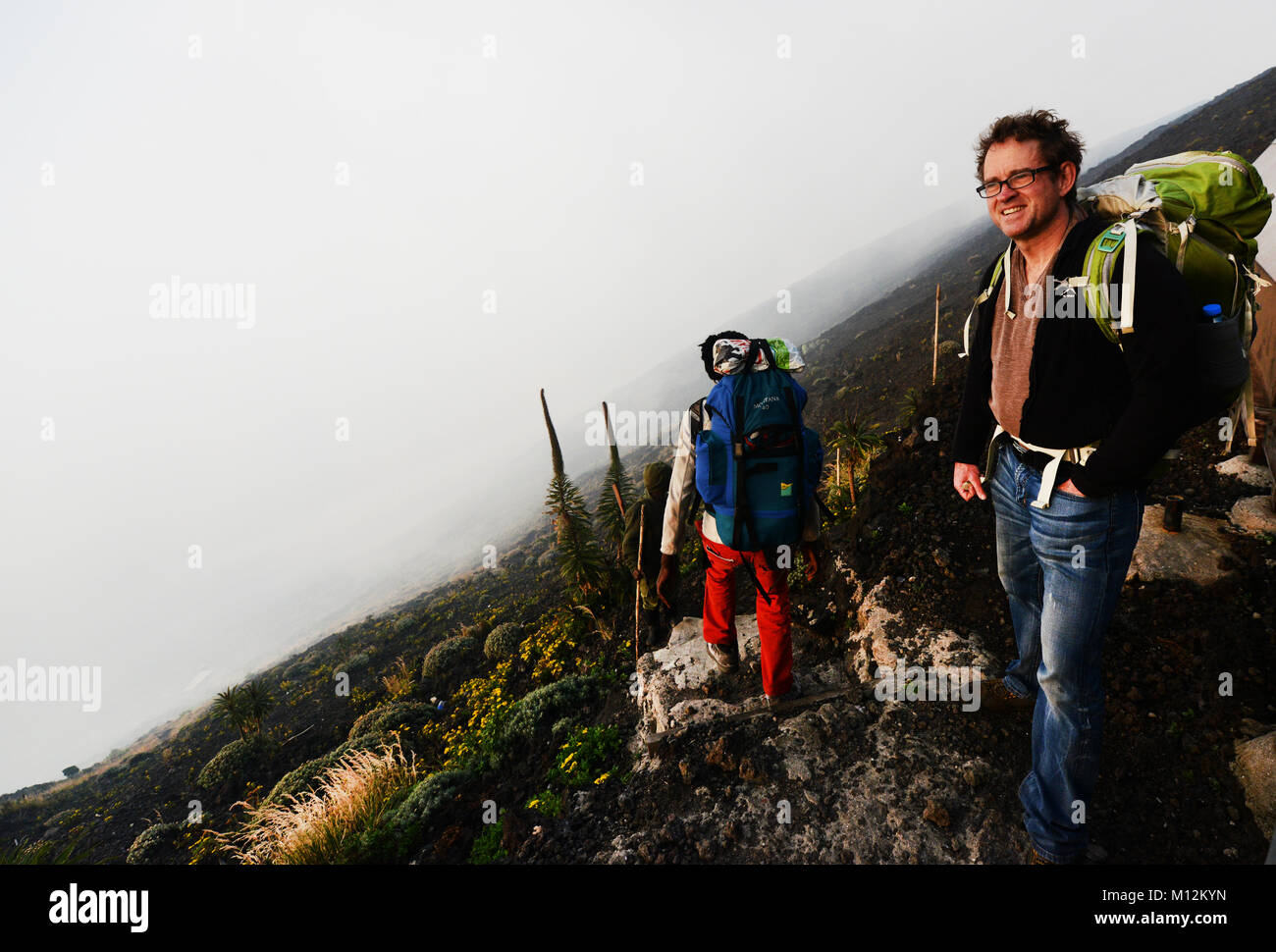 Escursioni a piedi giù dal vulcano Nyiragongo picco nel parco nazionale di Virunga, D.R.C Foto Stock