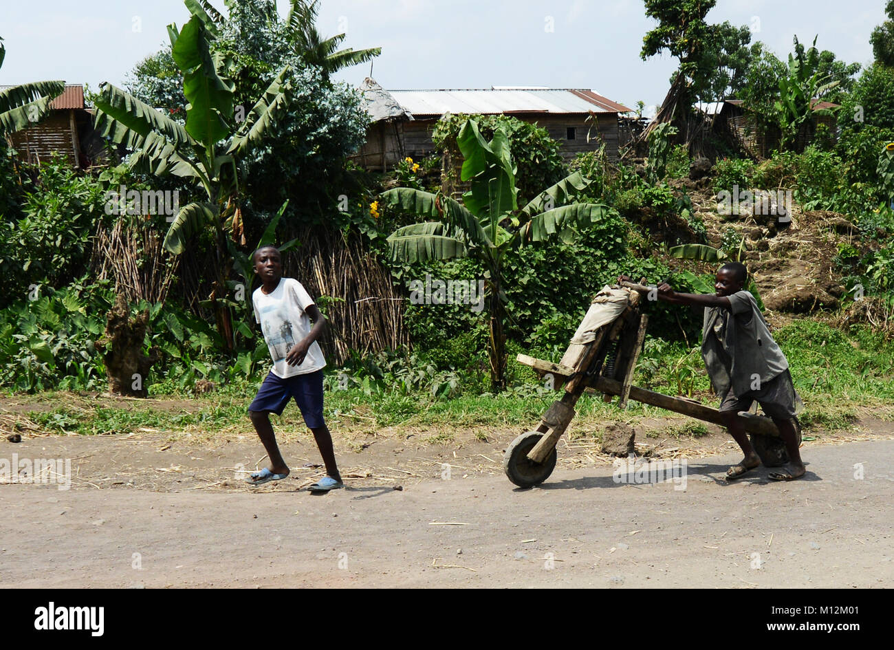 Un ragazzo Congolese con il suo Chukudu - un tradizionale bicicletta in legno. Foto Stock