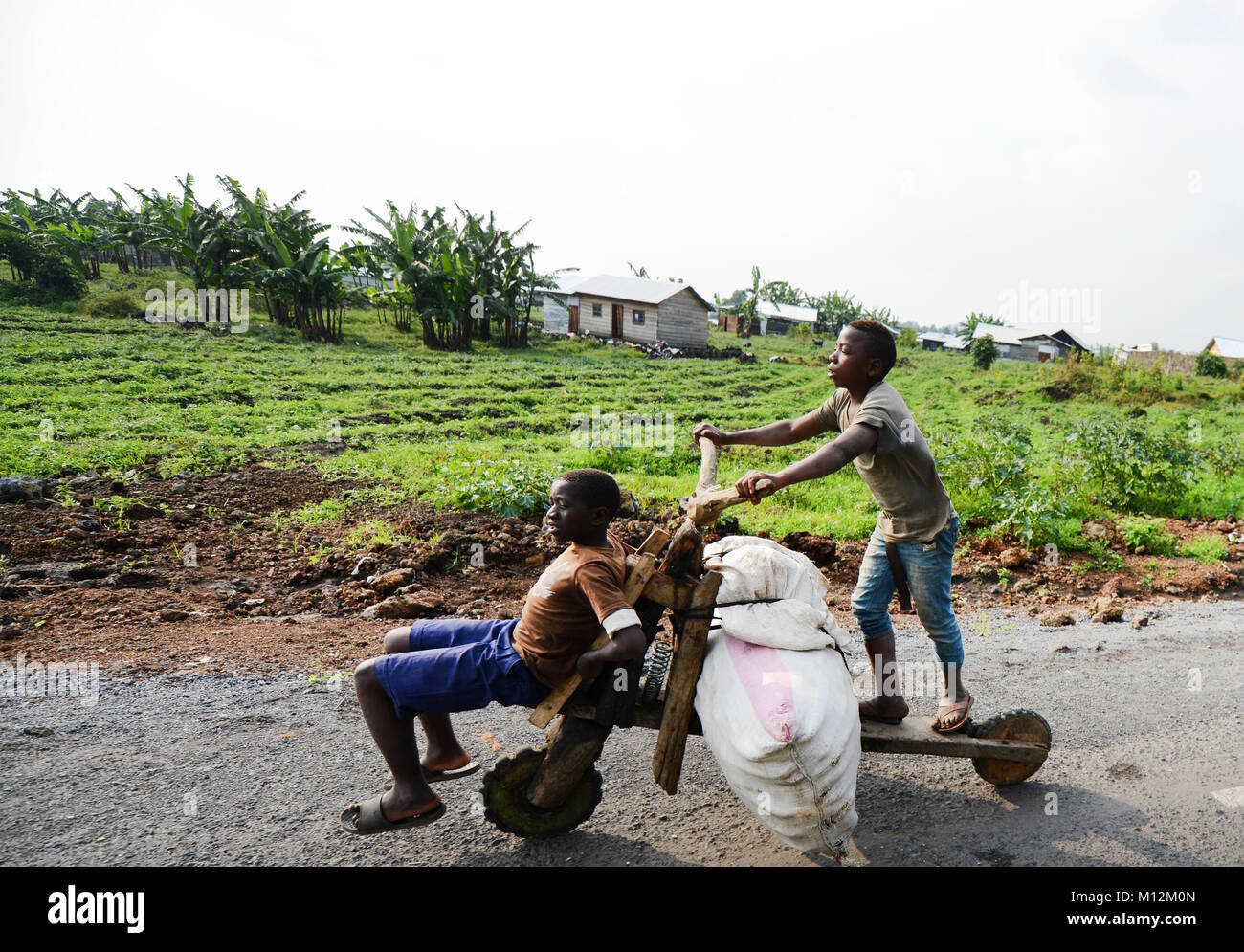 Chukudu è un tradizionale bicicletta in legno utilizzati per il trasporto di merci nel Congo orientale. Foto Stock